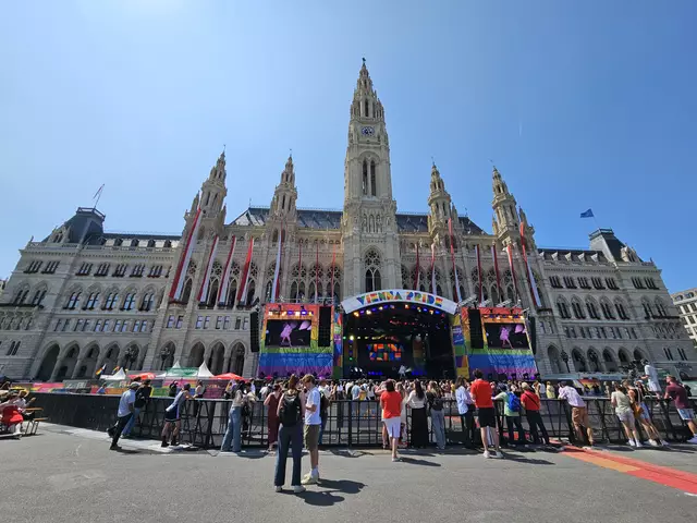 Zur Vienna Pride erstrahlt der Wiener Rathausplatz in Regenbogenfarben 🏳️‍🌈