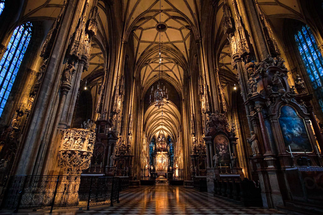 Der Stephansdom – ein Meisterwerk der Architektur: gewaltig in seinen Ausmaßen und eindrucksvoll als Ausdruck des religiösen Glaubens.
Für mich als Fotografen ist dieses Motiv grandios, vor allem, wenn man es frei von Touristen einfangen kann.