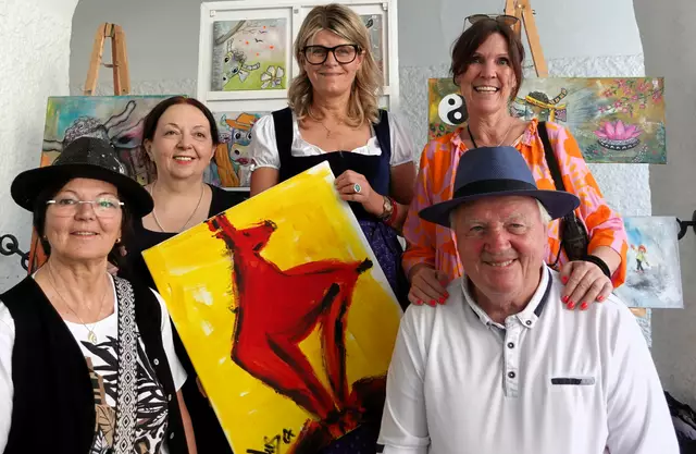 Auch das 5. Kitzbüheler Straßenkunstfest war ein großer Erfolg. Hier im Bild einige Teilnehmer/innen vom Verein Kitzbühel Aktiv, von links nach rechts die Künstler Cäcilia Schlapper, Vesna Divkovic, Elisabeth Ramsauer, Patrice Bruvier und in der Mitte Nicoletta Plum von Kitzbühel Tourismus, welche ganz besonders Freude mit dem Kunstwerk (Mundmalerei) mit dem Titel "Mein Kitz" von Österreichs definitiv bekanntesten und erfolgreichsten Mundmaler Paulus Ploier hatte. | Foto: Klaus Wendling