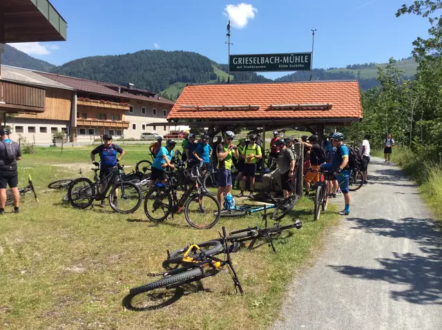 Am Fronleichnamtag machte unser Leser Gerhard Kost Rast an der Grieselbach-Mühle. Offenbar war er nicht der Einzige mit dieser Idee... | Foto: Gerhard Kost