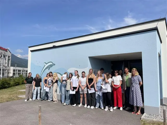 Exkursion 1 FSB zum DELFI Kinderschutzzentrum in Spittal - Schülerinnen berichten...

Am 23.Juni besuchten wir das Kinderschutzzentrum DELFI  in Spittal an der Drau befindet. Der Besuch war nicht nur informativ, sondern auch sehr spannend und abwechslungsreich.
Wir wurden herzlich von den Mitarbeiterinnen des Zentrums empfangen und durch das Gebäude geführt.

Zu Beginn erhielten wir eine kurze Einführung, was das Kinderschutzzentrum ist, welche Aufgaben es hat und wie es Kindern und Jugendlichen hilft, die schwierige Erfahrungen gemacht haben. Auch besonders wichtig war das Thema Mobbing. In einem offenen Gespräch wurde uns erklärt, was Mobbing ist, wie man es erkennt, wie es Betroffenen geht und vor allem, was man dagegen tun kann. Es war sehr interessant, auch eigene Erfahrungen zu teilen oder Fragen zu stellen.

Im Anschluss spielten wir verschiedene Spiele, die nicht nur Spaß machten, sondern auch das Vertrauen und den Zusammenhalt in der Gruppe stärkten. 
Ein weiteres Highlight war ein Quiz wo es allgemein um das DELFI ging. Dabei konnten wir unser Wissen testen und gleichzeitig Neues lernen. Die Quizrunde war spannend und hat uns allen großen Spaß gemacht. 

Zum Abschluss bekamen wir noch eine kleine Führung durch das Kinderschutzzentrum. Wir durften verschiedene Räume besichtigen. Die Räume waren freundlich und einladend gestaltet.

Insgesamt war die Exkursion unter Begleitung der Professoren Edith Rainer und Wolfgang Lichtner  ein sehr lehrreicher Ausflug. Wir haben nicht nur viel über das wichtige Thema Mobbing gelernt, sondern auch gesehen, an wen man sich wenden kann, wenn man Hilfe braucht. 

Lucy Vogt, Enya Wutte
 | Foto: hlwspittal