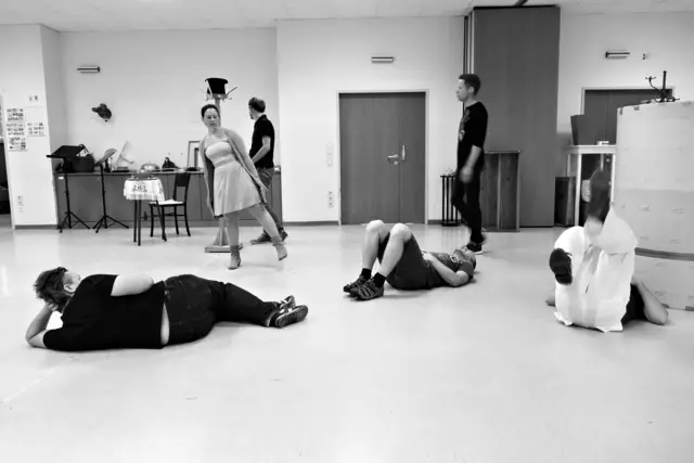 Proben für die Uraufführung der Oper CHODORKOWSKI in der ehemaligen Krankenpflegeschule in der Jagdschlossgasse in Lainz. Ein Königsdrama mit einem Text von Kristine Tornquist und Musik von Periklis Liakakis. Im Bild Dieter Kschwendt-Michel, Clemens Kölbl, Gernot Heinrich und Katharina Tschakert.

 | Foto: Periklis Liakakis