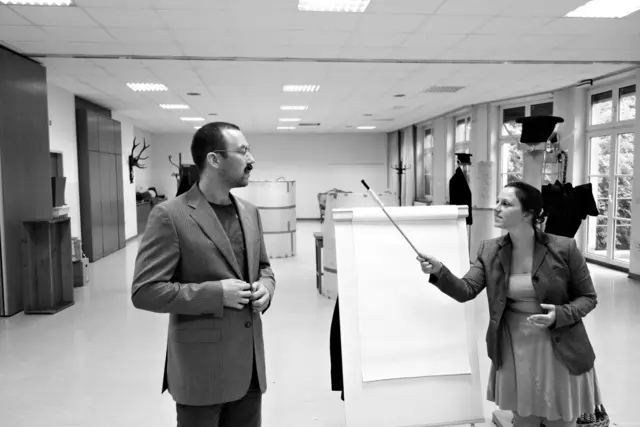 Proben für die Uraufführung der Oper CHODORKOWSKI in der ehemaligen Krankenpflegeschule in der Jagdschlossgasse in Lainz. Ein Königsdrama mit einem Text von Kristine Tornquist und Musik von Periklis Liakakis. Im Bild Clemens Kölbl und Katharina Tschakert.

 | Foto: Periklis Liakakis