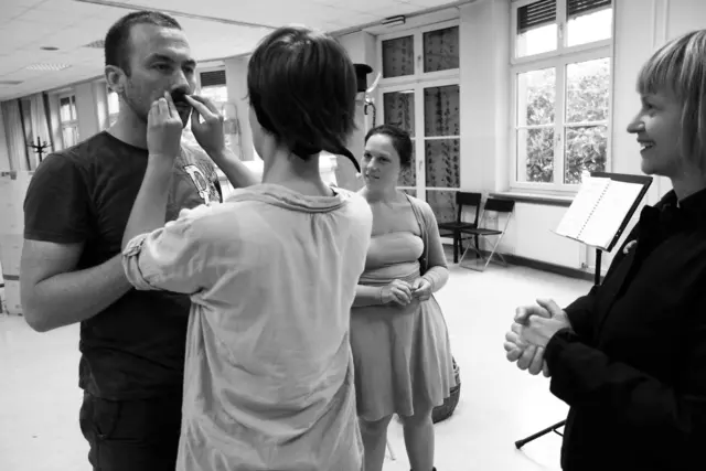 Proben für die Uraufführung der Oper CHODORKOWSKI in der ehemaligen Krankenpflegeschule in der Jagdschlossgasse in Lainz. Ein Königsdrama mit einem Text von Kristine Tornquist und Musik von Periklis Liakakis. Im Bild Clemens Kölbl und Katharina Tschakert mit Louise Linsenbolz und Kristine Tornquist.

 | Foto: Periklis Liakakis