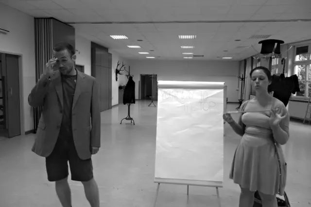 Proben für die Uraufführung der Oper CHODORKOWSKI in der ehemaligen Krankenpflegeschule in der Jagdschlossgasse in Lainz. Ein Königsdrama mit einem Text von Kristine Tornquist und Musik von Periklis Liakakis. Im Bild Clemens Kölbl und Katharina Tschakert.
 | Foto: Periklis Liakakis