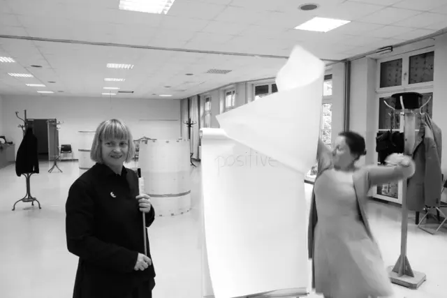 Proben für die Uraufführung der Oper CHODORKOWSKI in der ehemaligen Krankenpflegeschule in der Jagdschlossgasse in Lainz. Ein Königsdrama mit einem Text von Kristine Tornquist und Musik von Periklis Liakakis. Im Bild Regisseurin Kristine Tornquist und Sängerin Katharina Tschakert. | Foto: Periklis Liakakis