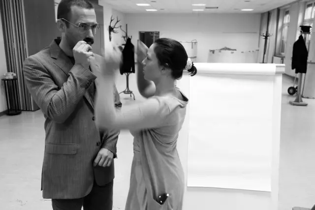 Proben für die Uraufführung der Oper CHODORKOWSKI in der ehemaligen Krankenpflegeschule in der Jagdschlossgasse in Lainz. Ein Königsdrama mit einem Text von Kristine Tornquist und Musik von Periklis Liakakis. Im Bild Clemens Kölbl und Katharina Tschakert.

 | Foto:  Periklis Liakakis