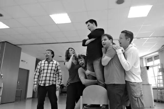 Proben für die Uraufführung der Oper CHODORKOWSKI in der ehemaligen Krankenpflegeschule in der Jagdschlossgasse in Lainz. Ein Königsdrama mit einem Text von Kristine Tornquist und Musik von Periklis Liakakis..

Michail Borissowitsch Chodorkowski. Clemens Kölbl
Marina Filippowna Chodorkowskaja. Ingrid Habermann
Wladimir Wladimirowitsch Putin. Alexander Mayr
Igor Iwanowitsch Setschin. Steven Scheschareg
Leonid Borissowitsch Newslin. Gernot Heinrich
Iwan Iwanowitsch. Sébastien Soulès
Natascha. Lisa Rombach
Xenia Kritikowskaja, TV-Journalistin. Elsa Janulidu
Kate, PR-Firma. Katharina Tschakert
Alexej Wladimirowitsch Pitschugin. Matthias Haid
Wladimir Petuchow. Wilhelm Spuller
Roman Arkadjewitsch Abramowitsch. Richard Klein
Matteo Tiziani. Dieter Kschwendt-Michel
Fortuna. Bärbel Strehlau | Foto: Periklis Liakakis