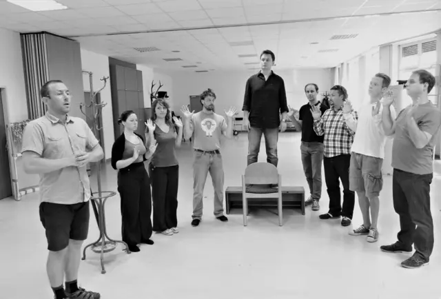 Proben für die Uraufführung der Oper CHODORKOWSKI in der ehemaligen Krankenpflegeschule in der Jagdschlossgasse in Lainz. Ein Königsdrama mit einem Text von Kristine Tornquist und Musik von Periklis Liakakis..

Michail Borissowitsch Chodorkowski. Clemens Kölbl
Marina Filippowna Chodorkowskaja. Ingrid Habermann
Wladimir Wladimirowitsch Putin. Alexander Mayr
Igor Iwanowitsch Setschin. Steven Scheschareg
Leonid Borissowitsch Newslin. Gernot Heinrich
Iwan Iwanowitsch. Sébastien Soulès
Natascha. Lisa Rombach
Xenia Kritikowskaja, TV-Journalistin. Elsa Janulidu
Kate, PR-Firma. Katharina Tschakert
Alexej Wladimirowitsch Pitschugin. Matthias Haid
Wladimir Petuchow. Wilhelm Spuller
Roman Arkadjewitsch Abramowitsch. Richard Klein
Matteo Tiziani. Dieter Kschwendt-Michel
Fortuna. Bärbel Strehlau | Foto: Periklis Liakakis