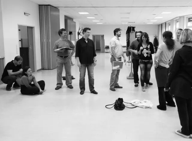 Proben für die Uraufführung der Oper CHODORKOWSKI in der ehemaligen Krankenpflegeschule in der Jagdschlossgasse in Lainz. Ein Königsdrama mit einem Text von Kristine Tornquist und Musik von Periklis Liakakis..

Michail Borissowitsch Chodorkowski. Clemens Kölbl
Marina Filippowna Chodorkowskaja. Ingrid Habermann
Wladimir Wladimirowitsch Putin. Alexander Mayr
Igor Iwanowitsch Setschin. Steven Scheschareg
Leonid Borissowitsch Newslin. Gernot Heinrich
Iwan Iwanowitsch. Sébastien Soulès
Natascha. Lisa Rombach
Xenia Kritikowskaja, TV-Journalistin. Elsa Janulidu
Kate, PR-Firma. Katharina Tschakert
Alexej Wladimirowitsch Pitschugin. Matthias Haid
Wladimir Petuchow. Wilhelm Spuller
Roman Arkadjewitsch Abramowitsch. Richard Klein
Matteo Tiziani. Dieter Kschwendt-Michel
Fortuna. Bärbel Strehlau

 | Foto: Periklis Liakakis