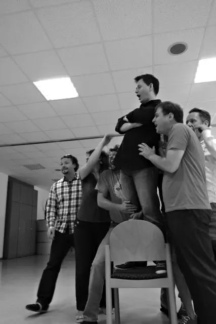 Proben für die Uraufführung der Oper CHODORKOWSKI in der ehemaligen Krankenpflegeschule in der Jagdschlossgasse in Lainz. Ein Königsdrama mit einem Text von Kristine Tornquist und Musik von Periklis Liakakis..

Michail Borissowitsch Chodorkowski. Clemens Kölbl
Marina Filippowna Chodorkowskaja. Ingrid Habermann
Wladimir Wladimirowitsch Putin. Alexander Mayr
Igor Iwanowitsch Setschin. Steven Scheschareg
Leonid Borissowitsch Newslin. Gernot Heinrich
Iwan Iwanowitsch. Sébastien Soulès
Natascha. Lisa Rombach
Xenia Kritikowskaja, TV-Journalistin. Elsa Janulidu
Kate, PR-Firma. Katharina Tschakert
Alexej Wladimirowitsch Pitschugin. Matthias Haid
Wladimir Petuchow. Wilhelm Spuller
Roman Arkadjewitsch Abramowitsch. Richard Klein
Matteo Tiziani. Dieter Kschwendt-Michel
Fortuna. Bärbel Strehlau | Foto: Periklis Liakakis