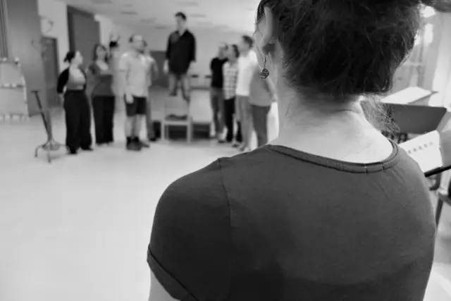 Proben für die Uraufführung der Oper CHODORKOWSKI in der ehemaligen Krankenpflegeschule in der Jagdschlossgasse in Lainz. Ein Königsdrama mit einem Text von Kristine Tornquist und Musik von Periklis Liakakis..

Michail Borissowitsch Chodorkowski. Clemens Kölbl
Marina Filippowna Chodorkowskaja. Ingrid Habermann
Wladimir Wladimirowitsch Putin. Alexander Mayr
Igor Iwanowitsch Setschin. Steven Scheschareg
Leonid Borissowitsch Newslin. Gernot Heinrich
Iwan Iwanowitsch. Sébastien Soulès
Natascha. Lisa Rombach
Xenia Kritikowskaja, TV-Journalistin. Elsa Janulidu
Kate, PR-Firma. Katharina Tschakert
Alexej Wladimirowitsch Pitschugin. Matthias Haid
Wladimir Petuchow. Wilhelm Spuller
Roman Arkadjewitsch Abramowitsch. Richard Klein
Matteo Tiziani. Dieter Kschwendt-Michel
Fortuna. Bärbel Strehlau | Foto: Periklis Liakakis