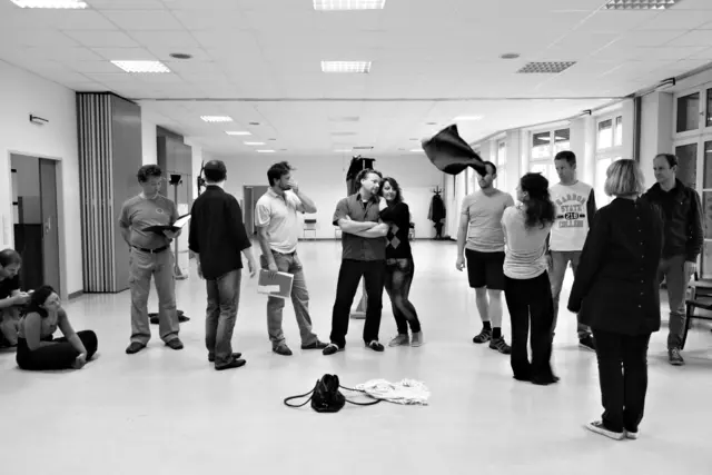 Proben für die Uraufführung der Oper CHODORKOWSKI in der ehemaligen Krankenpflegeschule in der Jagdschlossgasse in Lainz. Ein Königsdrama mit einem Text von Kristine Tornquist und Musik von Periklis Liakakis..

Michail Borissowitsch Chodorkowski. Clemens Kölbl
Marina Filippowna Chodorkowskaja. Ingrid Habermann
Wladimir Wladimirowitsch Putin. Alexander Mayr
Igor Iwanowitsch Setschin. Steven Scheschareg
Leonid Borissowitsch Newslin. Gernot Heinrich
Iwan Iwanowitsch. Sébastien Soulès
Natascha. Lisa Rombach
Xenia Kritikowskaja, TV-Journalistin. Elsa Janulidu
Kate, PR-Firma. Katharina Tschakert
Alexej Wladimirowitsch Pitschugin. Matthias Haid
Wladimir Petuchow. Wilhelm Spuller
Roman Arkadjewitsch Abramowitsch. Richard Klein
Matteo Tiziani. Dieter Kschwendt-Michel
Fortuna. Bärbel Strehlau | Foto:  Periklis Liakakis