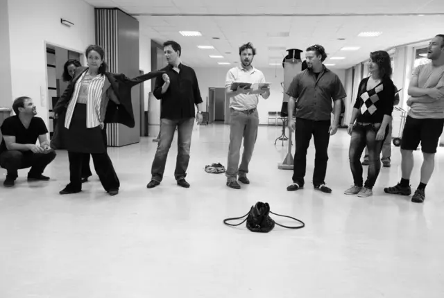 Proben für die Uraufführung der Oper CHODORKOWSKI in der ehemaligen Krankenpflegeschule in der Jagdschlossgasse in Lainz. Ein Königsdrama mit einem Text von Kristine Tornquist und Musik von Periklis Liakakis. Im Bild Willi Spuller, katharina Tschakert, Bärbel Strehlau, Alexander Mayr, Richard Klein, Gernot Heinrich, Elsa Janulidu und Clemens Kölbl.
 | Foto: Periklis Liakakis