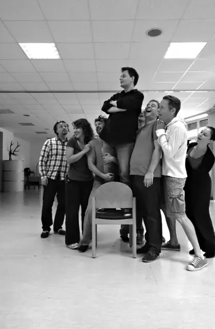 Proben für die Uraufführung der Oper CHODORKOWSKI in der ehemaligen Krankenpflegeschule in der Jagdschlossgasse in Lainz. Ein Königsdrama mit einem Text von Kristine Tornquist und Musik von Periklis Liakakis..

Michail Borissowitsch Chodorkowski. Clemens Kölbl
Marina Filippowna Chodorkowskaja. Ingrid Habermann
Wladimir Wladimirowitsch Putin. Alexander Mayr
Igor Iwanowitsch Setschin. Steven Scheschareg
Leonid Borissowitsch Newslin. Gernot Heinrich
Iwan Iwanowitsch. Sébastien Soulès
Natascha. Lisa Rombach
Xenia Kritikowskaja, TV-Journalistin. Elsa Janulidu
Kate, PR-Firma. Katharina Tschakert
Alexej Wladimirowitsch Pitschugin. Matthias Haid
Wladimir Petuchow. Wilhelm Spuller
Roman Arkadjewitsch Abramowitsch. Richard Klein
Matteo Tiziani. Dieter Kschwendt-Michel
Fortuna. Bärbel Strehlau
 | Foto: Periklis Liakakis