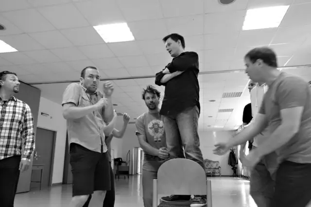 Proben für die Uraufführung der Oper CHODORKOWSKI in der ehemaligen Krankenpflegeschule in der Jagdschlossgasse in Lainz. Ein Königsdrama mit einem Text von Kristine Tornquist und Musik von Periklis Liakakis..

Michail Borissowitsch Chodorkowski. Clemens Kölbl
Marina Filippowna Chodorkowskaja. Ingrid Habermann
Wladimir Wladimirowitsch Putin. Alexander Mayr
Igor Iwanowitsch Setschin. Steven Scheschareg
Leonid Borissowitsch Newslin. Gernot Heinrich
Iwan Iwanowitsch. Sébastien Soulès
Natascha. Lisa Rombach
Xenia Kritikowskaja, TV-Journalistin. Elsa Janulidu
Kate, PR-Firma. Katharina Tschakert
Alexej Wladimirowitsch Pitschugin. Matthias Haid
Wladimir Petuchow. Wilhelm Spuller
Roman Arkadjewitsch Abramowitsch. Richard Klein
Matteo Tiziani. Dieter Kschwendt-Michel
Fortuna. Bärbel Strehlau | Foto: Periklis Liakakis