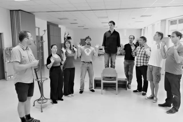 Proben für die Uraufführung der Oper CHODORKOWSKI in der ehemaligen Krankenpflegeschule in der Jagdschlossgasse in Lainz. Ein Königsdrama mit einem Text von Kristine Tornquist und Musik von Periklis Liakakis..

Michail Borissowitsch Chodorkowski. Clemens Kölbl
Marina Filippowna Chodorkowskaja. Ingrid Habermann
Wladimir Wladimirowitsch Putin. Alexander Mayr
Igor Iwanowitsch Setschin. Steven Scheschareg
Leonid Borissowitsch Newslin. Gernot Heinrich
Iwan Iwanowitsch. Sébastien Soulès
Natascha. Lisa Rombach
Xenia Kritikowskaja, TV-Journalistin. Elsa Janulidu
Kate, PR-Firma. Katharina Tschakert
Alexej Wladimirowitsch Pitschugin. Matthias Haid
Wladimir Petuchow. Wilhelm Spuller
Roman Arkadjewitsch Abramowitsch. Richard Klein
Matteo Tiziani. Dieter Kschwendt-Michel
Fortuna. Bärbel Strehlau
 | Foto: Periklis Liakakis