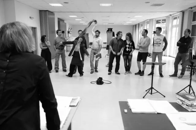 Proben für die Uraufführung der Oper CHODORKOWSKI in der ehemaligen Krankenpflegeschule in der Jagdschlossgasse in Lainz. Ein Königsdrama mit einem Text von Kristine Tornquist und Musik von Periklis Liakakis..

Michail Borissowitsch Chodorkowski. Clemens Kölbl
Marina Filippowna Chodorkowskaja. Ingrid Habermann
Wladimir Wladimirowitsch Putin. Alexander Mayr
Igor Iwanowitsch Setschin. Steven Scheschareg
Leonid Borissowitsch Newslin. Gernot Heinrich
Iwan Iwanowitsch. Sébastien Soulès
Natascha. Lisa Rombach
Xenia Kritikowskaja, TV-Journalistin. Elsa Janulidu
Kate, PR-Firma. Katharina Tschakert
Alexej Wladimirowitsch Pitschugin. Matthias Haid
Wladimir Petuchow. Wilhelm Spuller
Roman Arkadjewitsch Abramowitsch. Richard Klein
Matteo Tiziani. Dieter Kschwendt-Michel
Fortuna. Bärbel Strehlau | Foto: Periklis Liakakis