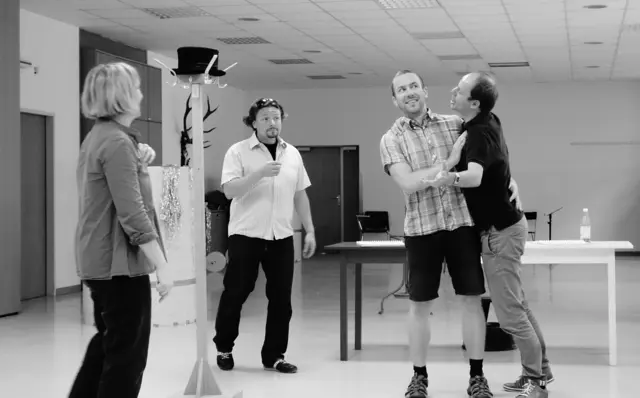 Proben für die Uraufführung der Oper CHODORKOWSKI in der ehemaligen Krankenpflegeschule in der Jagdschlossgasse in Lainz. Ein Königsdrama mit einem Text von Kristine Tornquist und Musik von Periklis Liakakis. Im Bild Clemens Kölbl, Gernot Heinrich, Matthias Haid und Kristine Tornquist.
 | Foto:  Periklis Liakakis