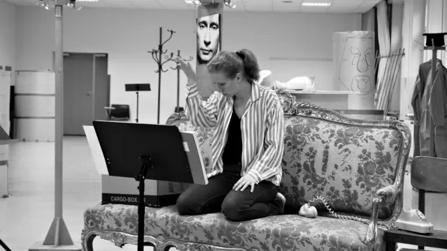 Proben für die Uraufführung der Oper CHODORKOWSKI in der ehemaligen Krankenpflegeschule in der Jagdschlossgasse in Lainz. Ein Königsdrama mit einem Text von Kristine Tornquist und Musik von Periklis Liakakis. Im Bild Lisa Rombach.
 | Foto:  Periklis Liakakis