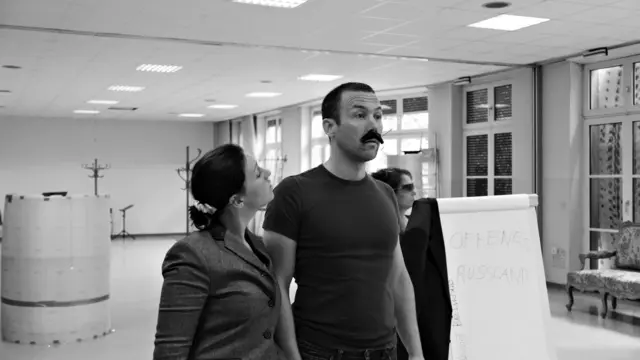 Proben für die Uraufführung der Oper CHODORKOWSKI in der ehemaligen Krankenpflegeschule in der Jagdschlossgasse in Lainz. Ein Königsdrama mit einem Text von Kristine Tornquist und Musik von Periklis Liakakis. Im Bild Clemens Kölbl und Katharina Tschakert.
 | Foto:  Periklis Liakakis