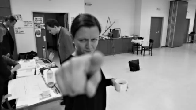 Proben für die Uraufführung der Oper CHODORKOWSKI in der ehemaligen Krankenpflegeschule in der Jagdschlossgasse in Lainz. Ein Königsdrama mit einem Text von Kristine Tornquist und Musik von Periklis Liakakis. Im Bild Dirigentin und Studienleiterin Petra Giacalone.

 | Foto: Periklis Liakakis