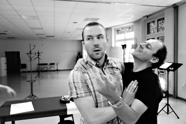 Proben für die Uraufführung der Oper CHODORKOWSKI in der ehemaligen Krankenpflegeschule in der Jagdschlossgasse in Lainz. Ein Königsdrama mit einem Text von Kristine Tornquist und Musik von Periklis Liakakis. Im Bild Clemens Kölbl und Matthias Haid. | Foto: Periklis Liakakis