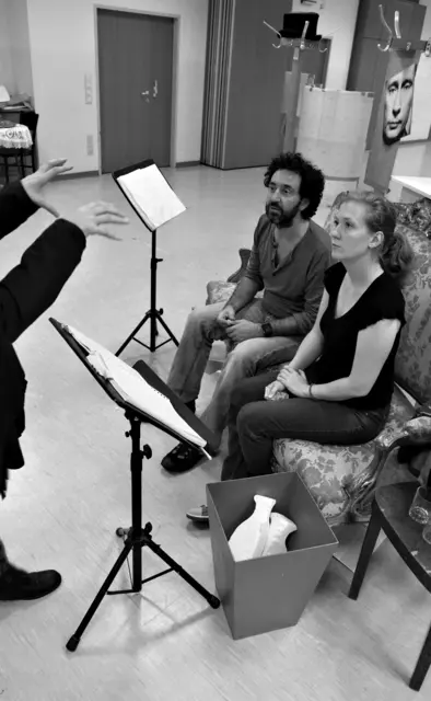 Proben für die Uraufführung der Oper CHODORKOWSKI in der ehemaligen Krankenpflegeschule in der Jagdschlossgasse in Lainz. Ein Königsdrama mit einem Text von Kristine Tornquist und Musik von Periklis Liakakis. Im Bild Sébastien Soulès und Lisa Rombach.

 | Foto: Periklis Liakakis