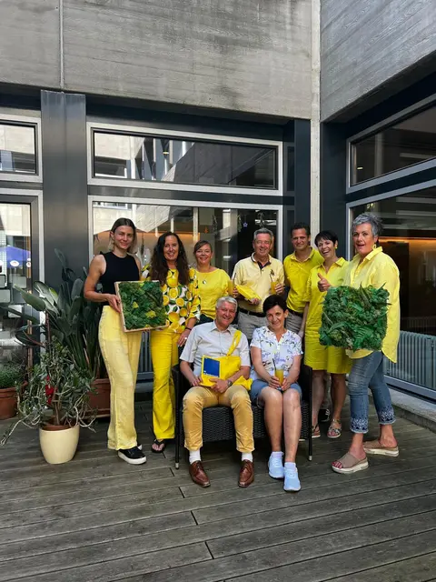 Professorinnen und Professoren feiern das Ende des HLW Jubiläumsjahres anlässlich des 50-jährigen Bestehens der Schule mit der RE:VISION Farbe GELB.

"Heute sind wir die Gelben", zitiert Direktor Adi Lackner einen freudigen Tag, begonnen mit ROT im September 2024, über verschiedene Monatsfarben, die an die  Jahreszeiten und schulischen Highlights ausgerichtet waren, geht das Schuljahr 2025 stimmungsvoll, farbenfroh und kräftig voller Energie erfolgreich zu Ende.

Nachhaltig mit weiteren selbstkreierten "Moos-Kunstwerken" vom Spittaler Nachhaltigkeitstag verabschieden sich die HLW Professorinnen und Professoren und das Team der RE:VISION 50 langsam in die Sommerferien.

Wir freuen uns über das farbenfrohste Schuljahr und wünschen schöne, erholsame Ferien.

WELCOME BACK im September 2025

#hlwspittal | Foto: hlwspittal. medienteam Prof. Sabrina Veratschnig