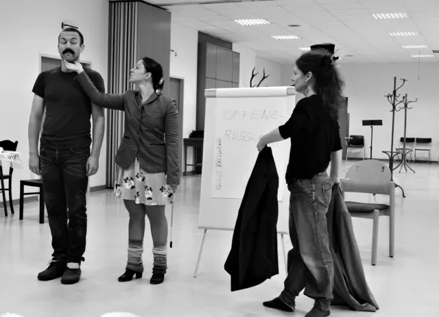 Proben für die Uraufführung der Oper CHODORKOWSKI in der ehemaligen Krankenpflegeschule in der Jagdschlossgasse in Lainz. Ein Königsdrama mit einem Text von Kristine Tornquist und Musik von Periklis Liakakis. Im Bild Clemens Kölbl und Katharina Tschakert mit Choreografin Bärbel Strehlau. | Foto: Periklis Liakakis