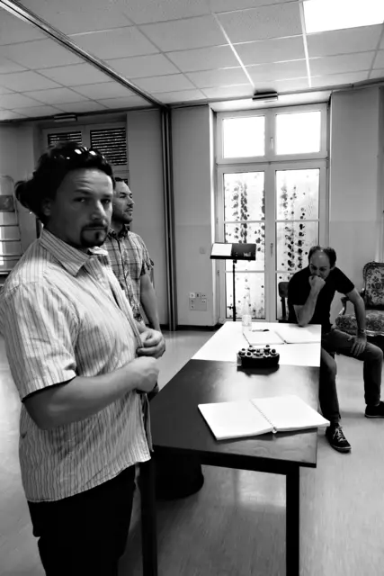 Proben für die Uraufführung der Oper CHODORKOWSKI in der ehemaligen Krankenpflegeschule in der Jagdschlossgasse in Lainz. Ein Königsdrama mit einem Text von Kristine Tornquist und Musik von Periklis Liakakis. Im Bild Gernot Heinrich.

 | Foto: Periklis Liakakis