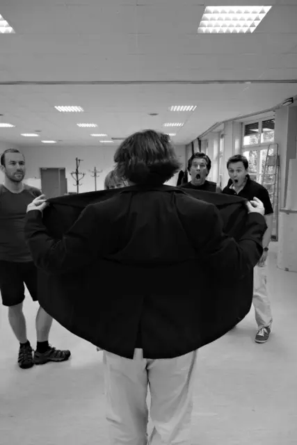 Proben für die Uraufführung der Oper CHODORKOWSKI in der ehemaligen Krankenpflegeschule in der Jagdschlossgasse in Lainz. Ein Königsdrama mit einem Text von Kristine Tornquist und Musik von Periklis Liakakis. Im Bild Clemens Kölbl und Gernot Heinrich, Steven Scheschareg und Alexander Mayr.

 | Foto: Periklis Liakakis