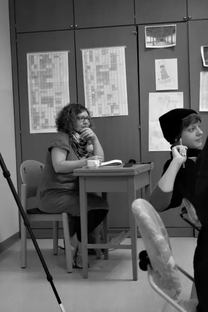 Proben für die Uraufführung der Oper CHODORKOWSKI in der ehemaligen Krankenpflegeschule in der Jagdschlossgasse in Lainz. Ein Königsdrama mit einem Text von Kristine Tornquist und Musik von Periklis Liakakis. Im Bild Bühnenbildnerin Andrea Költringer.
 | Foto: Periklis Liakakis