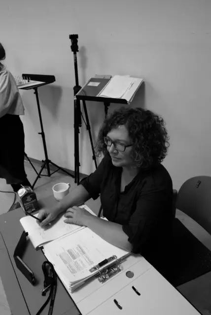 Proben für die Uraufführung der Oper CHODORKOWSKI in der ehemaligen Krankenpflegeschule in der Jagdschlossgasse in Lainz. Ein Königsdrama mit einem Text von Kristine Tornquist und Musik von Periklis Liakakis. Im Bild Bühnenbildnerin Andrea Költringer. | Foto: Periklis Liakakis