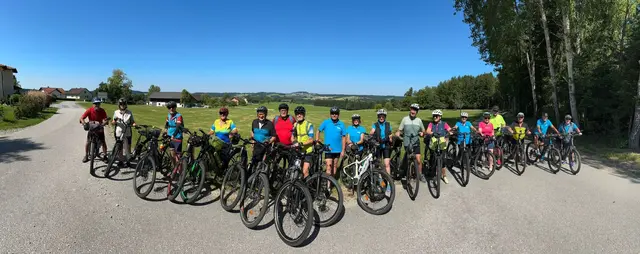 E-Biker der Seniorenbund-Ortsgruppe St. Marienkirchen bei Schärding nahm am 21. Juni 2025 am Seniorenradtag in Diersbach teil. Vom Gemeindevorplatz in Diersbach aus stellten sie sich der großen, 44 Kilometer langen Rundstrecke, die durch einige Gemeinden des Bezirkes Schärding führte. Der einhellige Tenor: "Es war eine landschaftlich schöne Tour mit vielen tollen Aussichtspunkten." | Foto: Seniorenbund St. Marienkirchen bei Schärding