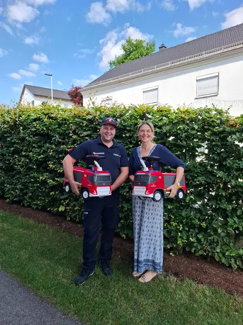 MÜNZKIRCHEN. Die Feuerwehr Münzkirchen verzichtete auf Gastgeschenke bei der Fahrzeugsegnung und spendete stattdessen einen Teil der Einnahmen an den Kindergarten. Kommandant Michael Perzl übergab fahrbare Feuerwehrautos, über die sich die Kinder sehr gefreut haben. | Foto: FF Münzkirchen