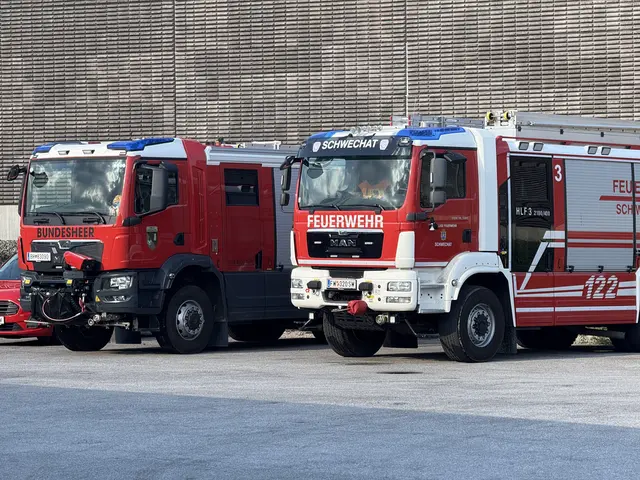 Das Bundesheer-Feuerwehrfahrzeug macht sich perfekt neben dem Schwechater HLF 3 ;-). Das Bild entstand beim Rosenbauer in Achau. | Foto: Alexander Paulus