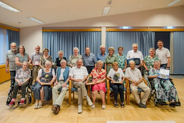 2 Reihe v.l.n.r. Ingrid &amp; Albert Zeller (50 Ehejahre), Elfriede &amp; Alfred Zeilinger (50 Ehejahre), Johanna Riesenberger (90 Geburtstag), Josef Schlatzer mit Gattin (90 Geburtstag), Maria &amp; Karl Zeller (50 Ehejahre), Franziska &amp; Alfred Linauer (60 Ehejahre), Andrea &amp; Rainer

1 Reihe v.l.nr. Gertraud Enzinger (90 Geburtstag), Anna &amp; Franz Harm (65 Ehejahre), Elfriede &amp; Franz Hochauer (65 Ehejahre), Elfriede &amp; Alois Hemmelmayer (65 Ehejahre), Anna Kropshofer (90 Geburtstag) | Foto: Gemeinde Ober-Grafendorf