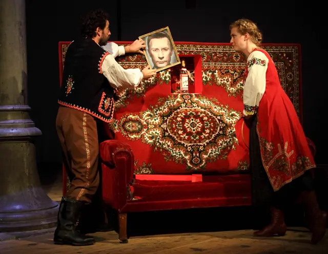 Uraufführung der Kammeroper CHODORKOWSKI von Kristine Tornquist und Periklis Liakakis im Atelierhaus der Akademie der Bildenden Künste Wien. Österreichischer Musiktheaterpreis. Einladung der Griechischen Staatsoper Athen 2020. Im Bild Sébastien Soulès und Lisa Rombach beim Aufhängen des Bildes von Wladimir Putin (Alexander Mayr). | Foto: Ivan Krencey