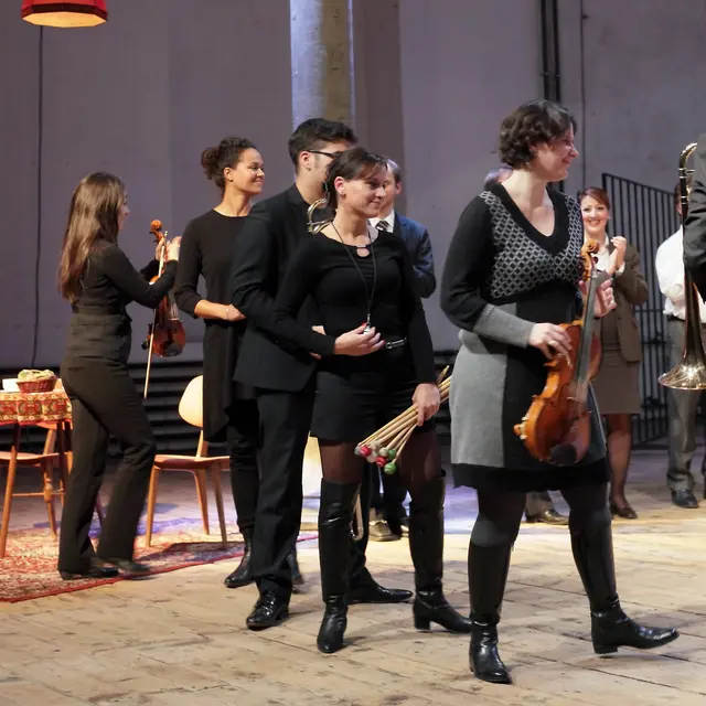 Uraufführung der Kammeroper CHODORKOWSKI von Kristine Tornquist und Periklis Liakakis im Atelierhaus der Akademie der Bildenden Künste Wien. Österreichischer Musiktheaterpreis. Einladung der Griechischen Staatsoper Athen 2020. Im Bild vorn Musiker beim Applaus: Schlagwerkerin Adina Radu und Bratschistin Julia Purgina, ebenfalls eine sirene-Komponistin. | Foto:  Ivan Krencey