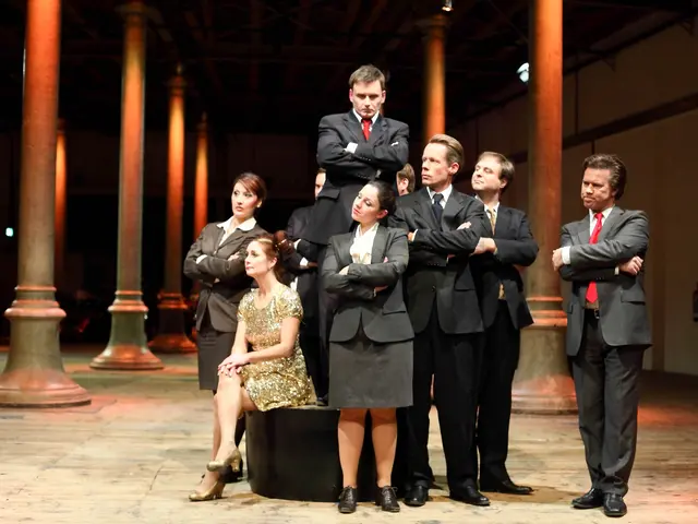 Uraufführung der Kammeroper CHODORKOWSKI von Kristine Tornquist und Periklis Liakakis im Atelierhaus der Akademie der Bildenden Künste Wien. Österreichischer Musiktheaterpreis. Einladung der Griechischen Staatsoper Athen 2020. Familienbild mit dem neuen Diktator. | Foto: Ivan Krencey