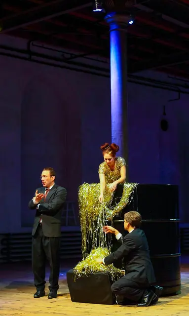 Uraufführung der Kammeroper CHODORKOWSKI von Kristine Tornquist und Periklis Liakakis im Atelierhaus der Akademie der Bildenden Künste Wien. Österreichischer Musiktheaterpreis. Einladung der Griechischen Staatsoper Athen 2020. Im Bild Clemens Kölbl und Gernot Heinrich bei Bärbel Strehlau als Fortuna. | Foto: Ivan Krencey