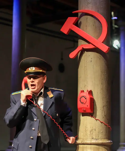 Uraufführung der Kammeroper CHODORKOWSKI von Kristine Tornquist und Periklis Liakakis im Atelierhaus der Akademie der Bildenden Künste Wien. Österreichischer Musiktheaterpreis. Einladung der Griechischen Staatsoper Athen 2020. Im Bild Alexander Mayr als junger Wladimir Putin beim KGB. | Foto: Ivan Krencey