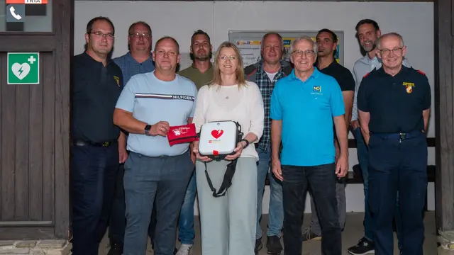 Vereine und Organisationen in Rudmanns sorgten für einen Defibrillator im Buswartehaus, im Bild:  Franz Thaler (FF Rudmanns und Rotes Kreuz Zwettl), Gemeinderat Josef Zottl, Robert Floh (Ortserneuerungsverein Stift Zwettl-Waldrandsiedlung), Lukas Seemann (Verschönerungsverein Rudmanns), Ortsvorsteherin Manuela Krammer, Wolfgang Herrsch (Union Tennisverein Rudmanns/Stift Zwettl), Herbert Krapfenbauer (NÖs Senioren-Ortsgruppe Stift Zwettl), Ortsvorsteher Franz Preyser, Stadtrat Thomas Weiss und Karl Bauer (FF Stift Zwettl).

RUDMANNS. Vereine und Organisationen von Rudmanns und der Waldrandsiedlung sponserten einen Defibrillator, der nun seit 8. Juli in Rudmanns im Buswartehaus bei der Kreuzung Edelhof/Stift Zwettl zur Verfügung steht.

Der Ankauf des medizinischen Gerätes, das für Personen verwendet wird, die einen Herz-Kreislauf-Stillstand erleiden, erfolgte über die Rotes Kreuz-Bezirksstelle Zwettl und finanziert wurde der Defibrillator von Vereinen und Organisationen von Rudmanns und der Waldrandsiedlung. Das Gerät scheint auch bereits im Definetzwerk Österreich unter https://defi.notrufnoe.at auf.

Die Handhabung wird zwar vom Gerät selbst erklärt, dennoch werden in naher Zukunft von einzelnen Vereinen Einschulungen beziehungsweise Auffrischungen zum Gebrauch dieses im Notfall Leben rettenden Gerätes organisiert werden. | Foto: privat