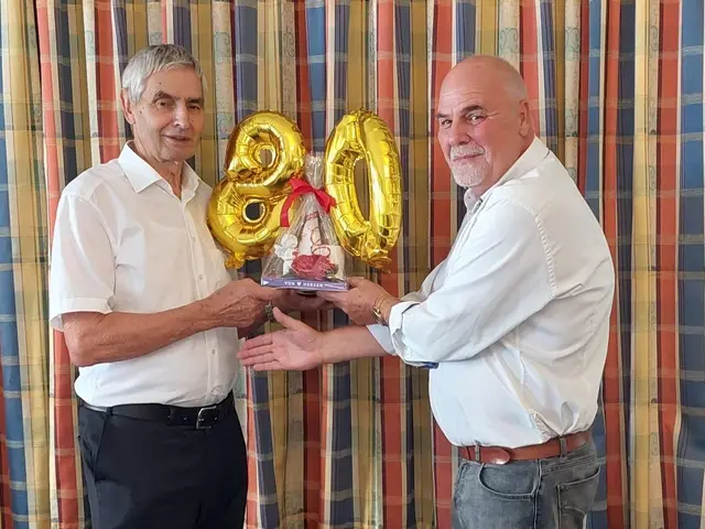 Der Präsident der Dorfgemeinschaft durfte Johann Pickl zu seinem 80. Geburtstag gratulieren.

Wir wünschen Herrn Pickl von Herzen alles Gute, viel Gesundheit, Freude und noch viele schöne Jahre im Kreise seiner Familie und Freunde.
