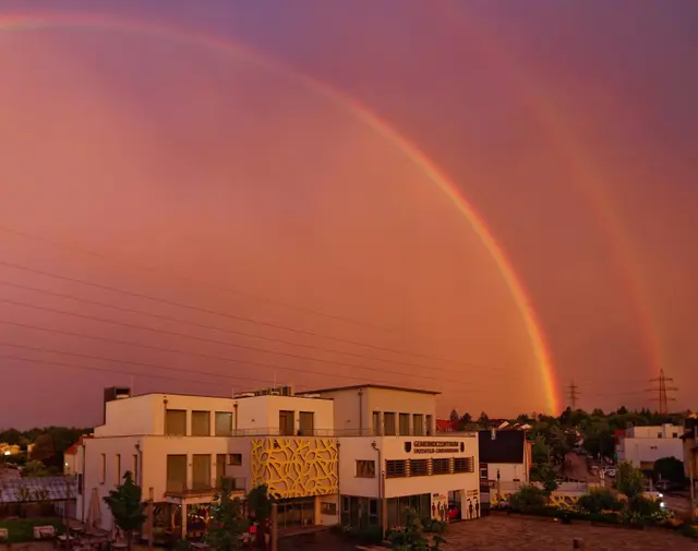 Ein beeindruckendes Abendlicht mit Regenbogen über Enzesfeld am 1.8.2025. | Foto: Anton Kroh 