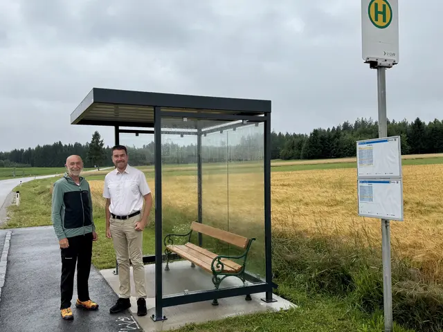 In Walterschlag erfolgte im Jahre 2022 bei der Abzweigung nach Perndorf die Neuerrichtung der beiden gegenüberliegenden Bushaltestellen. Die Haltestellen waren zuvor entlang des Güterwegs Perndorf etwa 20 Meter westlich der Abzweigung situiert. Gemäß dem Gutachten der NÖ Landesregierung war eine Verlegung der beiden Haltestellen durchzuführen und vor allem auch eine Auftrittsfläche mit Hochbord mit einer Breite von mindestens 1,5 Meter und einer Länge von mindestens 12 Metern herzustellen.

Bereits damals – vor drei Jahren – hatte die Straßenmeisterei Zwettl ein Fundament für ein zukünftiges Wartehaus hergestellt, das nun realisiert wurde. Um den Sichtbereich der Straßenkreuzung nicht einzuschränken, ist die Entscheidung auf ein Metallgehäuse mit Glaswänden gefallen. Die Lieferung und Montage erfolgte am 16. Juli 2025 und die Finanzierung übernahm die Marktgemeinde Schweiggers. 

Ortsvorsteher Alexander Scheidl und Bürgermeister Josef Schaden bedanken sich bei Walter Krapfenbauer, Bernd Witura und Walter Gretz für die freiwillig geleisteten Arbeitsstunden.

Bürgermeister Josef Schaden und Ortsvorsteher Alexander Scheidl freuen sich über die neue überdachte Bushaltestelle in Walterschlag. | Foto: Marktgemeinde Schweiggers