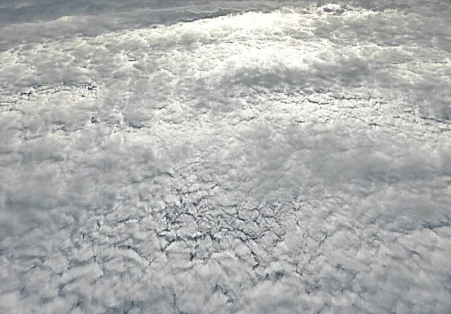 Über den Wolken
Muss die Freiheit wohl grenzenlos sein
Alle Ängste, alle Sorgen
Sagt man
Bleiben dahinter verborgen
Und dann
Würde was uns groß und wichtig erscheint
Plötzlich nichtig und klein 🎵🎵🎵(Reinhard  Mey)