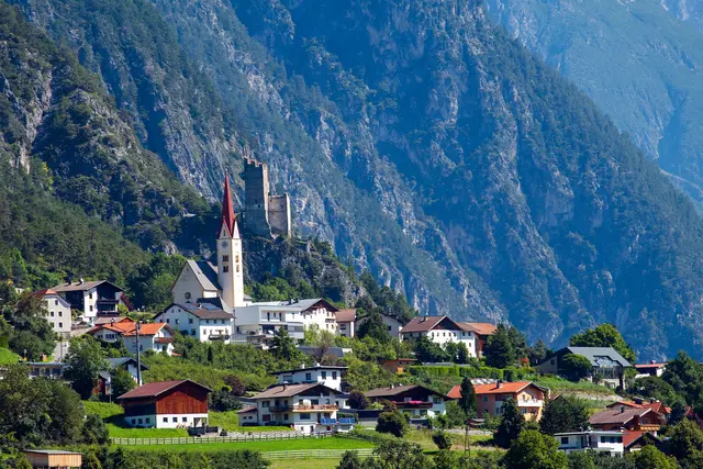 Stanz bei Landeck: "Stanuc", wie es früher hieß, wurde 1150 erstmals erwähnt und bildet heute die "Genussregion Stanzer Zwetschke".
1. Brennereidorf Österreichs. Auf 580 Einwohner kommen 54 Brennereien.
Das ehemalige Gasthaus "Zum Löwe" ist reich mit Barockmalereien verziert. Es ist das Geburtshaus von Jakob Prandtauer (1660-1726), der Stift Melk neu erbaute und viele weitere Bauten in dieser Region plante und realisierte. | Foto: © Ing. Günter Kramarcsik
