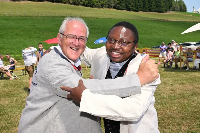 Bürgermeister Karl Lessiak und der neue Pfarrer in St. Lorenzen, Alex Uzoh, treffen sich beim Almfest in Kampfjacken zum Spaß am Kampfplatz. 'Alexander Chukwujindum Uzoh | Foto: Josef Bodner